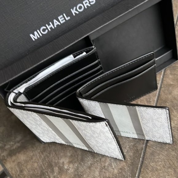 Michael Kors Boxed Signature 3 in 1 Bifold Wallet In White / Pearl Grey - Picture 11 of 16